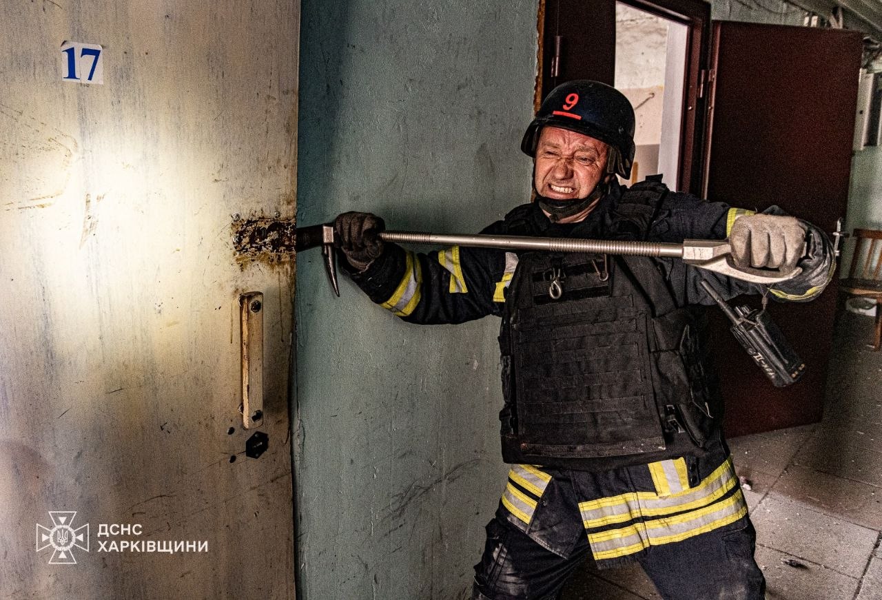 Постраждали 8 людей через влучання авіабомби по місту, як виглядає місце удару: Новини Харкова